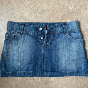 Vintage blå jeanskjol - Snygg vintage blå jeanskjol från ginatricot. Perfekt för dig som letar efter en snygg jeanskjol som ingen annan har!