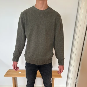 100% merinoull Sweatshirt  - Jätte fin crewneck köpt från Care of Carl. Nästan oanvänd ser ut som ny, skick 10/10. 100% återvunnen merinoull från COLORFUL STANDARD. Passar 170 och uppåt 👆. Säljer pga lite stor 