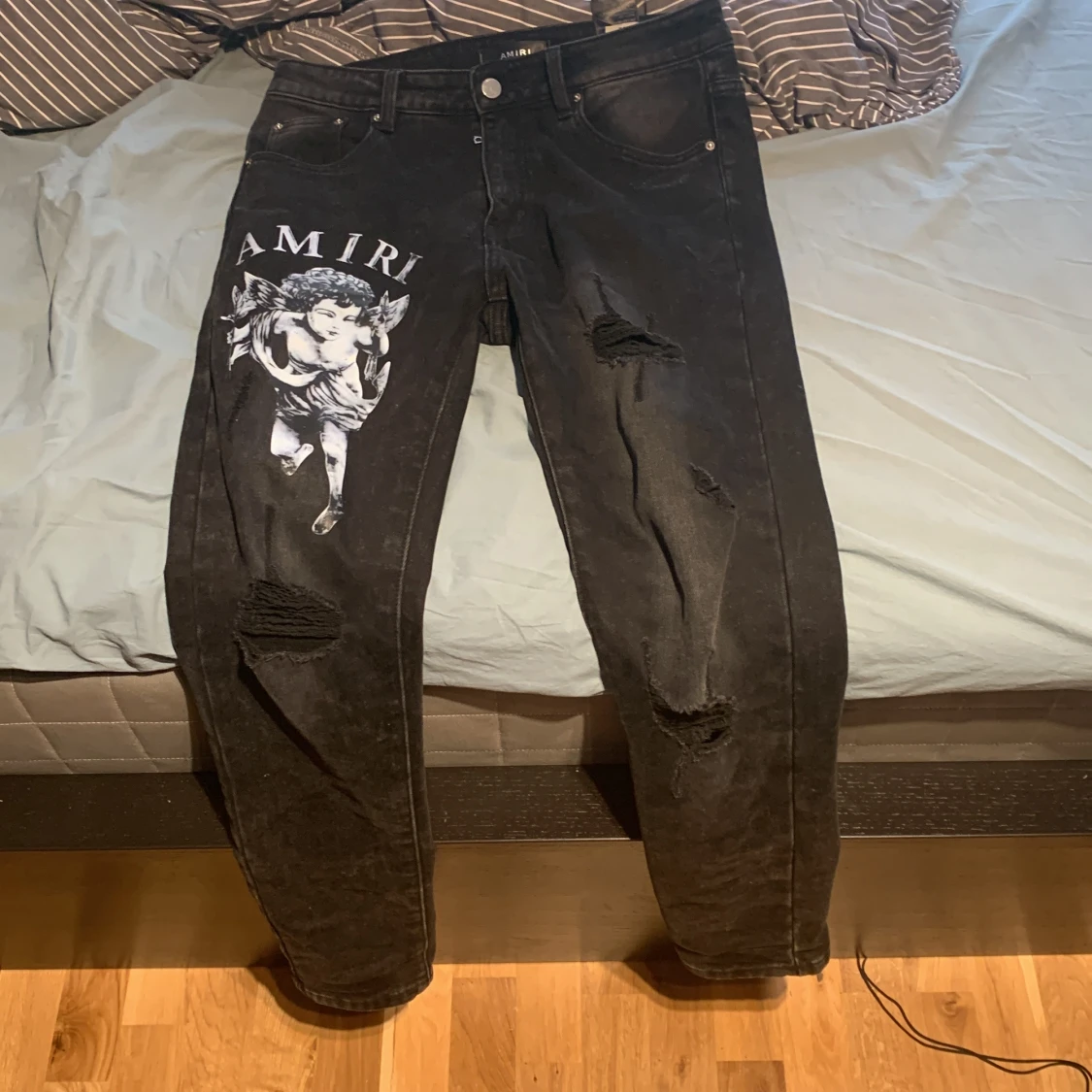 Svarta jeans från Amiri med ängeltryck