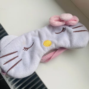 Hello Kitty diadem med rosett - Supergulligt diadem i mjuk plysch med Hello Kitty-design. Justerbar. Finns ett märke som ni ser på bilden 