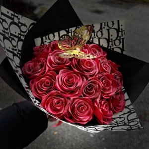 Röda Evighetsrosor - Hos oss på Timeless flowers på instagram kan ni välja själva vilken färg ni vill ha på era rosor och vad för omslagningspapper och för dekoration runt buketten mer info kan ni checka våran instagram 