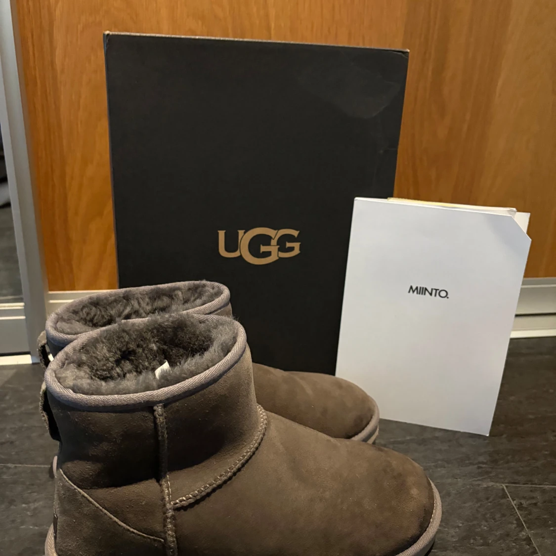 Grå UGG boots i mocka
