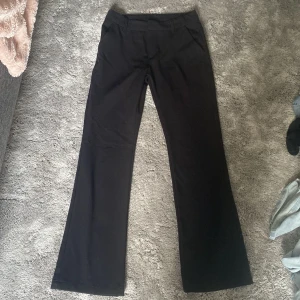 Kostym byxor - Svarta kostymbyxor från Kappahl. Liknar dom från bikbok som är lite populära. Säljer för att dom e för korta. Använt typ 3 ggr o köpta för 350!