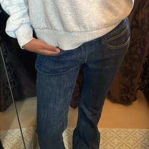 Brandy Melville Annie jeans - Innerbenslängd 78 cm, rise 19 cm, midjemått 76 cm