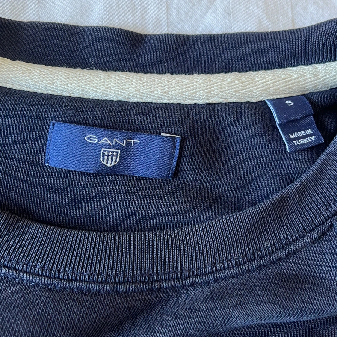 Mörkblå sweatshirt från GANT - 2