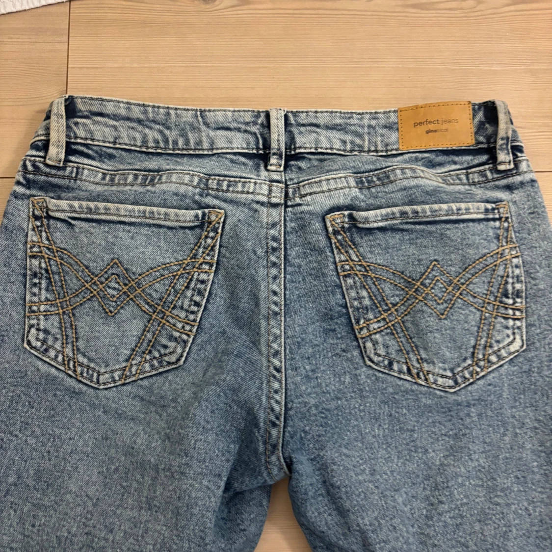 Blå bootcut lågmidjade jeans från Gina tricot  - 2