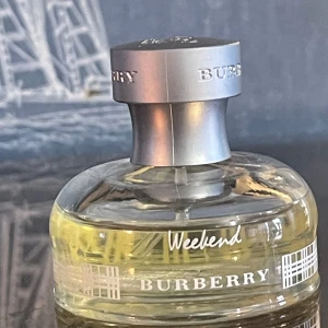 Burberry Weekend Eau de Parfum 30ml - Burberry Weekend Eau de Parfum i 30 ml flaska. Doften kommer i en rund, transparent glasflaska med silverfärgad metallkork och klassiskt Burberry-mönster tryckt på glaset. Parfymen har en ljusgul nyans och är tillverkad i Frankrike. Bara testad 