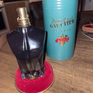 Jpg le beau le parfum  - Säljer en flaska JPG le beau le parfum för 700kr. Det är runt 70ml kvar och knappt använd. Nypris 862kr pris kan diskuteras .Skickar samma dag som beställningen gått igenom! 
