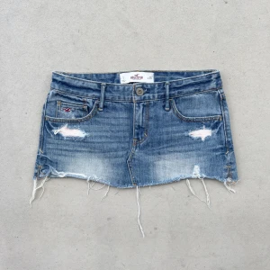 vintage Hollister micro mini low waist jeanskjol  - jättefin lågmidjad och kort jeanskjol med revor i perfekt skick 💜passar XS, mått på sista bilderna 