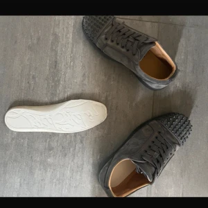 Christian Louboutin - Ett par fräscha Loubs i bra skick, mockan är rätt så bra och de kommer med box, en kasse, extra nitar, extra skosnören. 