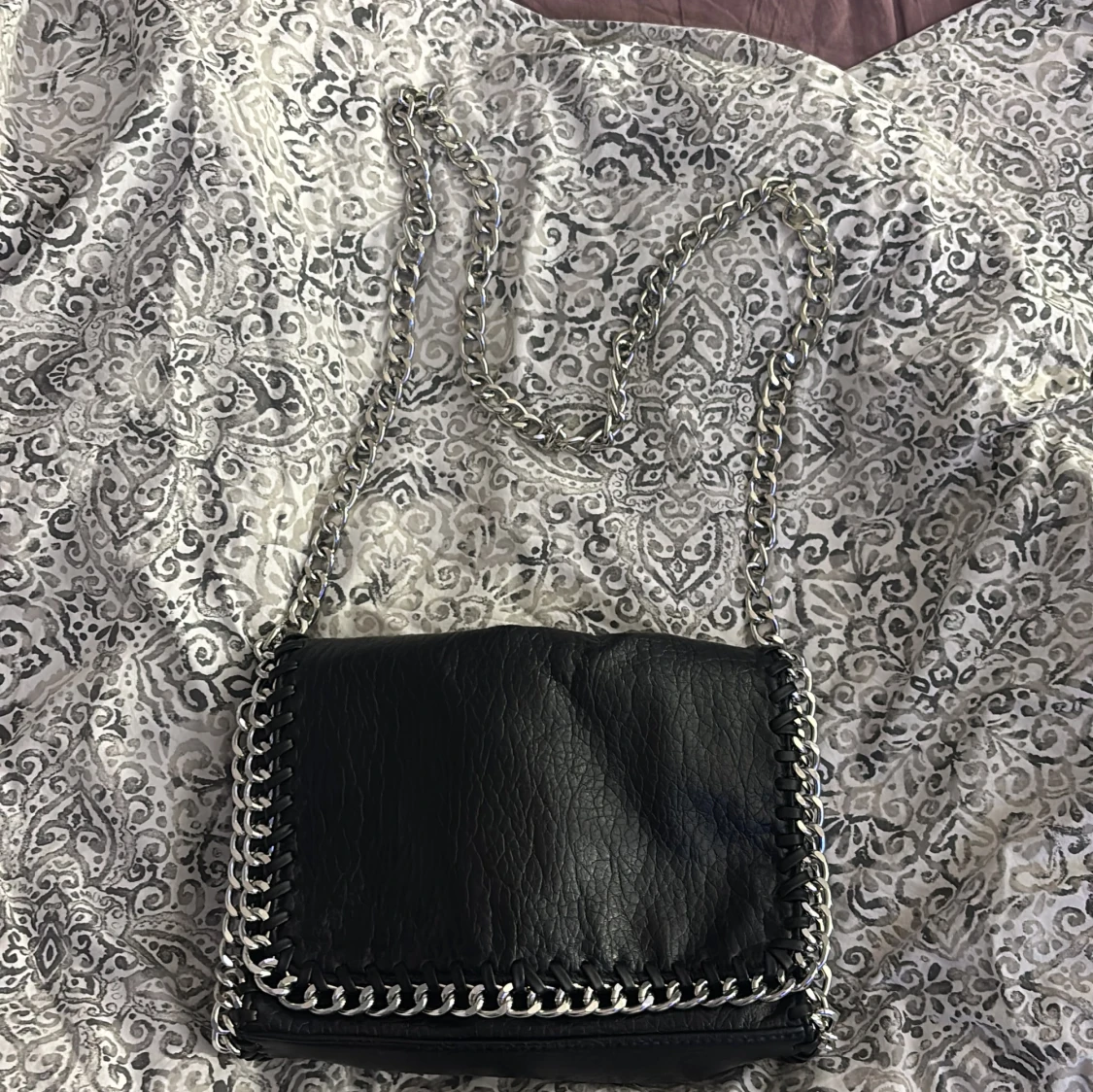 Svart axelväska med kedjedetaljer