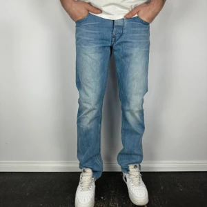 Ljusblå G-Star Jeans   - Säljer ett par feta ljusblåa jeans från G-Star RAW med snygga slitningar, storlek 30x32 med unika detaljer på bakfickorna, inklusive dragkedja och broderad båge. Väldigt bra skick, med normal passform och raka ben. Perfekta till sneakers och t-shirt. Pris kan diskuteras vid snabb affär! 