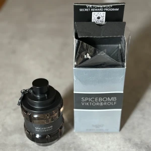 Viktor & Rolf Spicebomb 90ml | Parfym herr | Endast testad - Spicebomb från Viktor & Rolf är en ikonisk herrparfym du måste ha tillgång till i din parfymgarderob. Jag kan även tänka mig intressanta byten. Eventuellt byte sker endast via Plick.