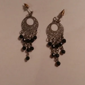 Silvriga örhängen, drömfångare  - Snygga silvriga örhängen med drömmfångarmotiv!