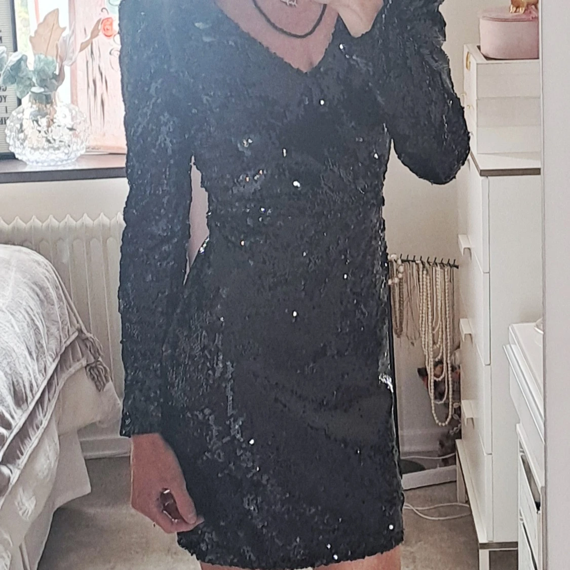Svart glittrig paljettklänning - 3