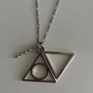 Harry Potter Dödsrelikerna Halsband - Säljer detta SLUTSÅLDA Harry Potter halsband då det inte kommer till användning. Ny utan prislapp.