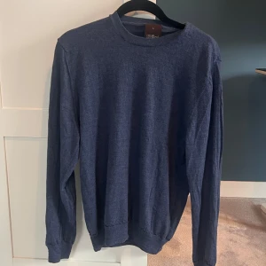 Oscar Jacobson Merino  - Sjukt snygg Pullover i 100% Merinoull från Oscar Jacobson. Knappt använd och i skick 9,5/10, (finns ej några tecken på användning). Den är i Storlek L men sitter som S.  Hör av dig vid frågor eller funderingar!