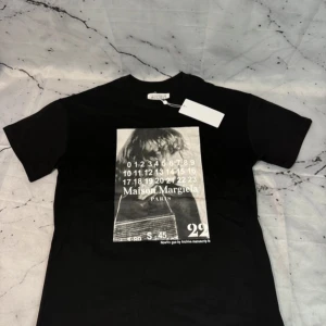 Maison Margiela svart t-shirt  - Snygg svart maison margiela tshirt. Typ helt ny, bara testad. Säljer pga den var för stor för mig. storlek M.