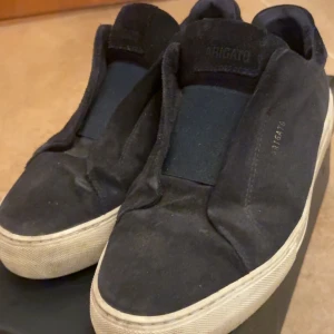 Axel arigatos 360  - Säljer nu mina axel arigatos som är i storlek 41. Säljer dom eftersom jag inte använder dessa skor alls längre. Finns inga defekter förutom några trådar som går ut (om de ens räknas). Vill också meddela att lådan till skorna inte medkommer eftersom jag har slarvat bort den! Hör av er vid fler funderingar.