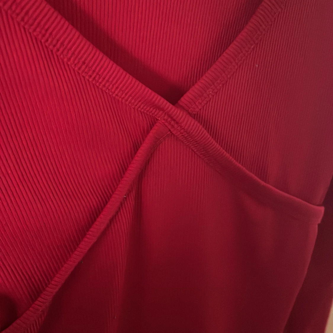 Röd omlottopp med ribbad struktur - 2