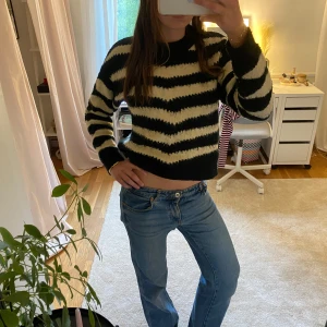 Randig tjocktröja - Super fin och mysig tröja från Mango. Storlek M men sitter som S/XS på mig som är drygt 170cm. Skriv för frågor eller flera bilder. Pris kan diskuteras vid snabb affär!💕