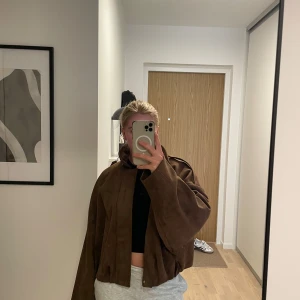 Populär slutsåld jacka från Zara  - Säljer denna super snygga slutsålda jacka från Zara!