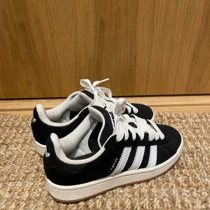 Adidas Campus svarta sneakers mocka - Svarta Adidas Campus sneakers i mocka, i väldigt fint skick då dom knappt är använda 