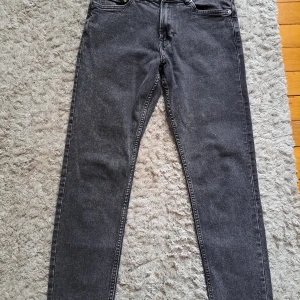 Jeans &Denim by H&M storlek 29/30 - Jätte bra skick inga tecken på användning. Storlek 29/30, mörkgrå färg 
