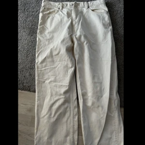 Beiga raka jeans från Galaxy - Snygga beige/vita jeans från weekday modell Galaxy. Byxorna är baggy säljer för ja inte använder längre. Nypris 650 kr
