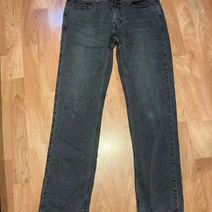 Levi's 514 svarta jeans W29 L32 - Säljer ett par Levi's 514 jeans köpte dom förra året sedan har jag aldrig använt dom då de inte passade! Passformen är samma som Levis 501 