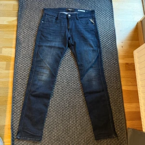 Helt nya Replay anbass jeans - Hej! Säljer ett par Replay jeans i modell Anbass. Jeansen är aldrig använda, alltså helt nya. Storlek 32/33 