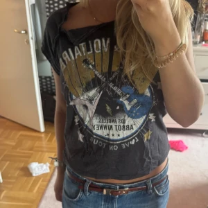 Zadig Voltaire T-shirt  - Cool Zadig Voltaire T-shirt, knappt använd, är i barnstorlek men passar mig som brukar ha storlek S