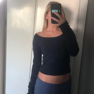 Marinblå offshoulder topp från H&M  - Marinblå långärmad topp från H&M med offshoulder-skärning. Modellen är croppad och har en smickrande, tight passform. Perfekt nu inför hösten! Passar XS-M skulle jag säga 🤍 använd fåtal gånger med inga tecken på användning 🤍 kontakta för frågor eller mer bilder 🤍