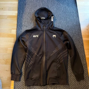 UFC hoodie  - Hej! Säljer nu en mkt eftertraktad UFC hoodie. Använd ett fåtal gånger, men fortfarande i nyskick. Storlek L, passar också M
