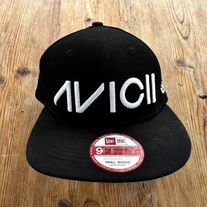 New Era Avicii True Tour - New Era 9FIFTY keps från Avicii’s True Tour 2014. Inga synliga tecken på användning. Mycket sällsynt keps som säljs på eBay för ca 5000kr. Pris kan diskuteras vid snabb affär. Hör av dig vid frågor/funderingar!🤝