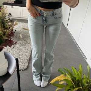 Lågmidjade bootcutjeans  - Lågmidjade bootcutjeans 