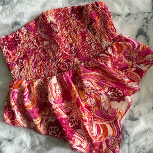 Färgglad crop topp - Jättefin sommar topp med kortare del bak till