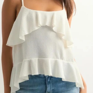 Vit volangtop med smala axelband - Supersöt vit linnetopp med volanger både fram och bak.