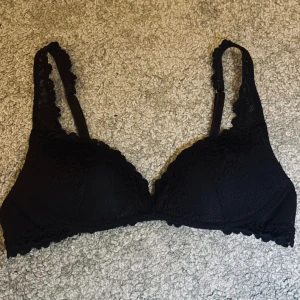 Intimissimi push up bh - Svart intimissimi super push up bh som är sparsamt använd. Säljer då den är för liten🖤