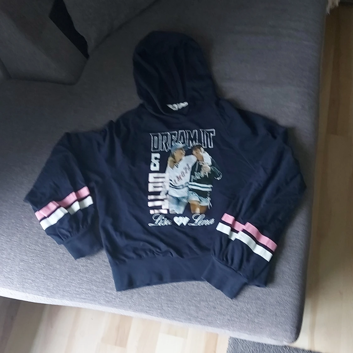 Mörkblå hoodie med tryck och ränder