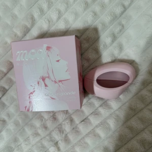 Ariana Grande MOD Blush EdP 30 ml - Säljer denna då den inte kommer till användning. Endast testad. Nypris 625kr 💗