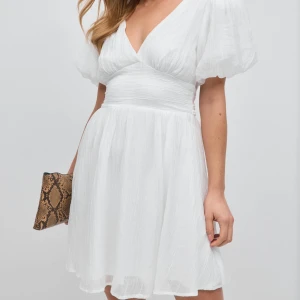 Vit klänning Gina  - Vit klänning från Gina Tricot, perfekt för student, skolavslutning eller konfirmation! Helt ny med prislapp kvar, slutsåld på hemsidan. Kolla gärna in mina andra annonser, vill du köpa flera varor så kommer vi överens om ett bra paketpris🫶