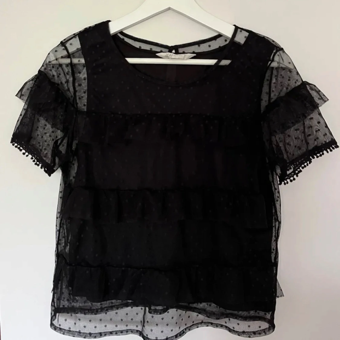 Svart  blus med volanger