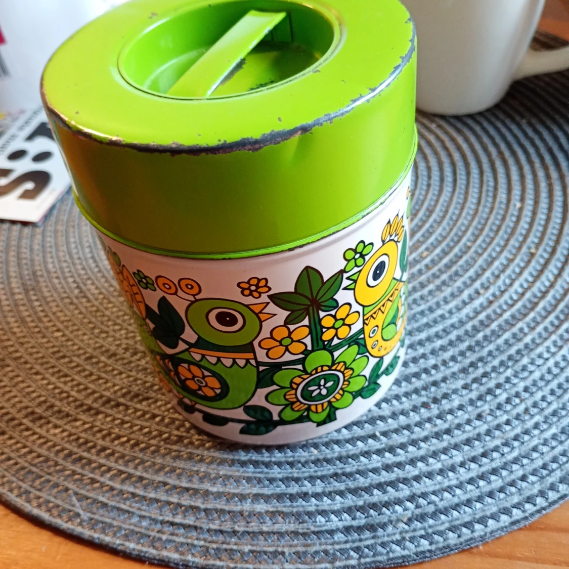 Vintage, plåtburk mönstrad med grönt lock  - 3