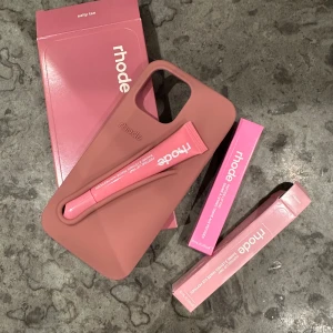 Rhode Peptide Lip Tint och mobilskal - Rhode Peptide Lip Tint i två olika färger och ett mobilskal som passar iphone 14 pro max💗 allt är nytt och oanvänt! 450kr för allt
