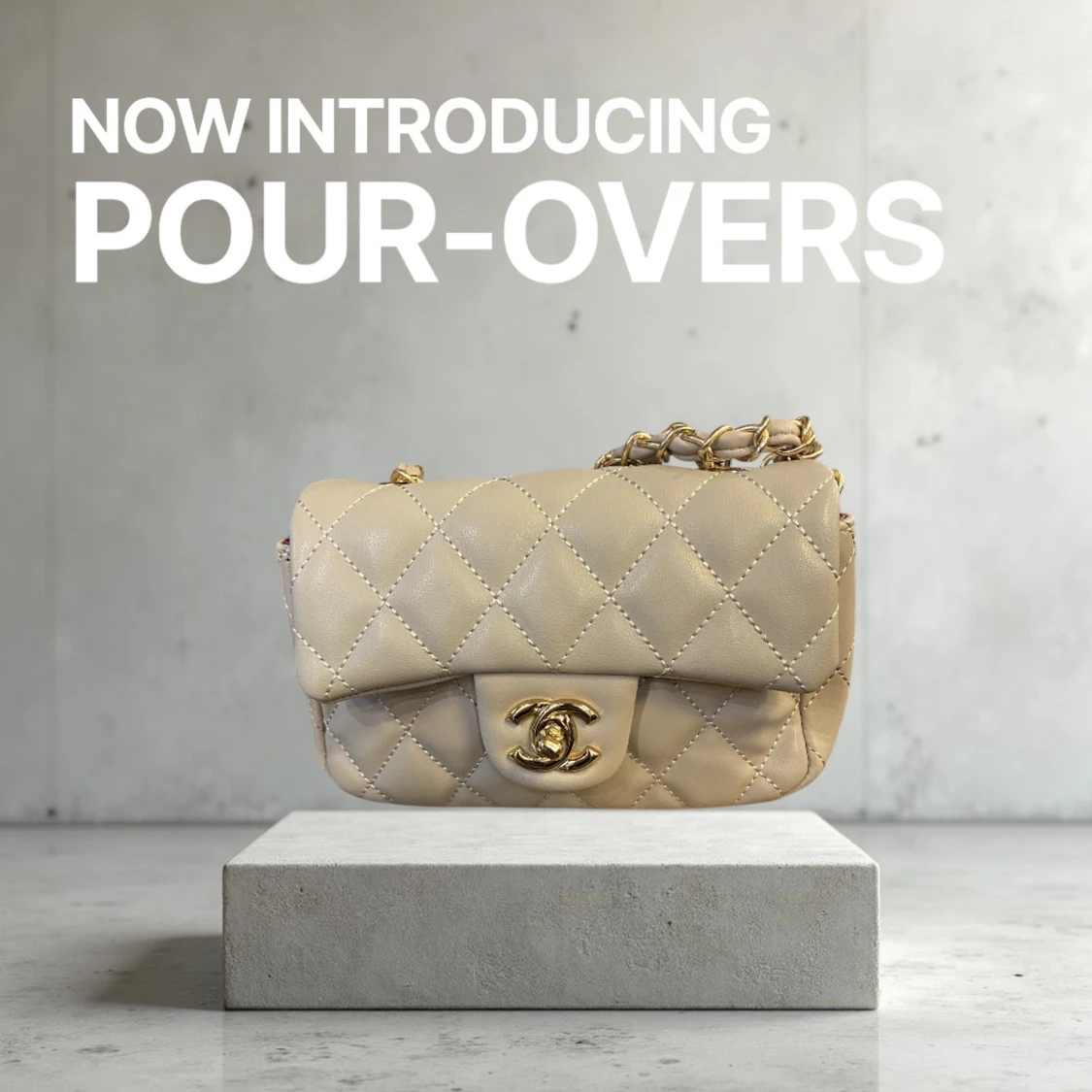 Beige quiltad axelväska i skinn