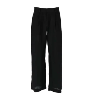Svarta linnebyxor Gina tricot  - Helt nya och oanvända Snygga svarta linnebyxor med hög midja och vida ben. Perfekta för en chill och stilren look. Lätta och luftiga, passar grymt till sneakers eller sandaler. Etiketten sitter fortfarande på 
