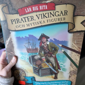 Lär dig rita pirater, vikingar och andra figurer - Upptäck hur du ritar pirater, vikingar och äventyrliga figurer! Med steg-för-steg-instruktioner och coola illustrationer lär du dig skapa allt från piratskepp till mytiska hjältar. Perfekt för unga konstnärer som gillar historia, äventyr och fantasy.