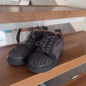 Gråa Christian Louboutin  - Säljer dessa använda loubs, dem är ganska bra skick men kan tvätta dem innan köparen köper, storlek 43, man får med lådan samt 3 extra spikar. Fast pris 
