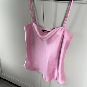 Satin linne från Gina - Rosa satin linne från Gina. Säljs pga att den inte används. Köpt för ca 400kr. 